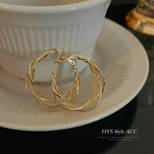 Дизайнерские серьги, тренд сезона, коллекция 2023, легкий роскошный стиль