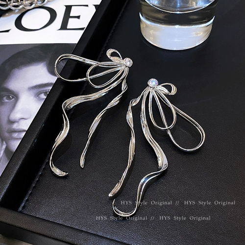 Металлические небольшие дизайнерские серьги с бантиком, европейский стиль, коллекция 2023, изысканный стиль, тренд сезона