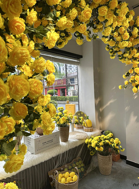 咖啡店夏日仿真黄玫瑰花墙面打卡装饰店铺仿真柠檬拍照氛围感布置