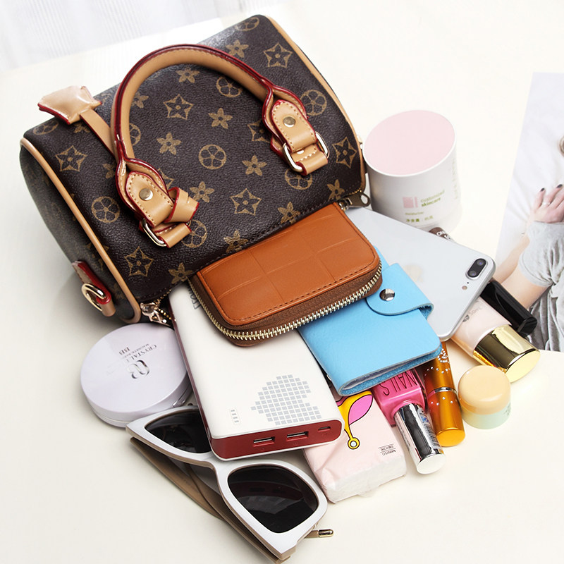 2020新款潮秋季波士顿单肩枕头包 卡万罗女士包袋