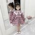 Váy bé gái mùa thu 2019 mới cho bé Hàn Quốc Váy kẻ sọc dài tay mùa thu lưới màu đỏ siêu quần áo trẻ em nước ngoài - Váy