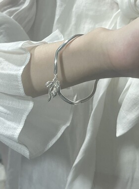 小众设计新款个性轻奢时尚百搭ins风银色蝴蝶结手镯首饰节日礼物