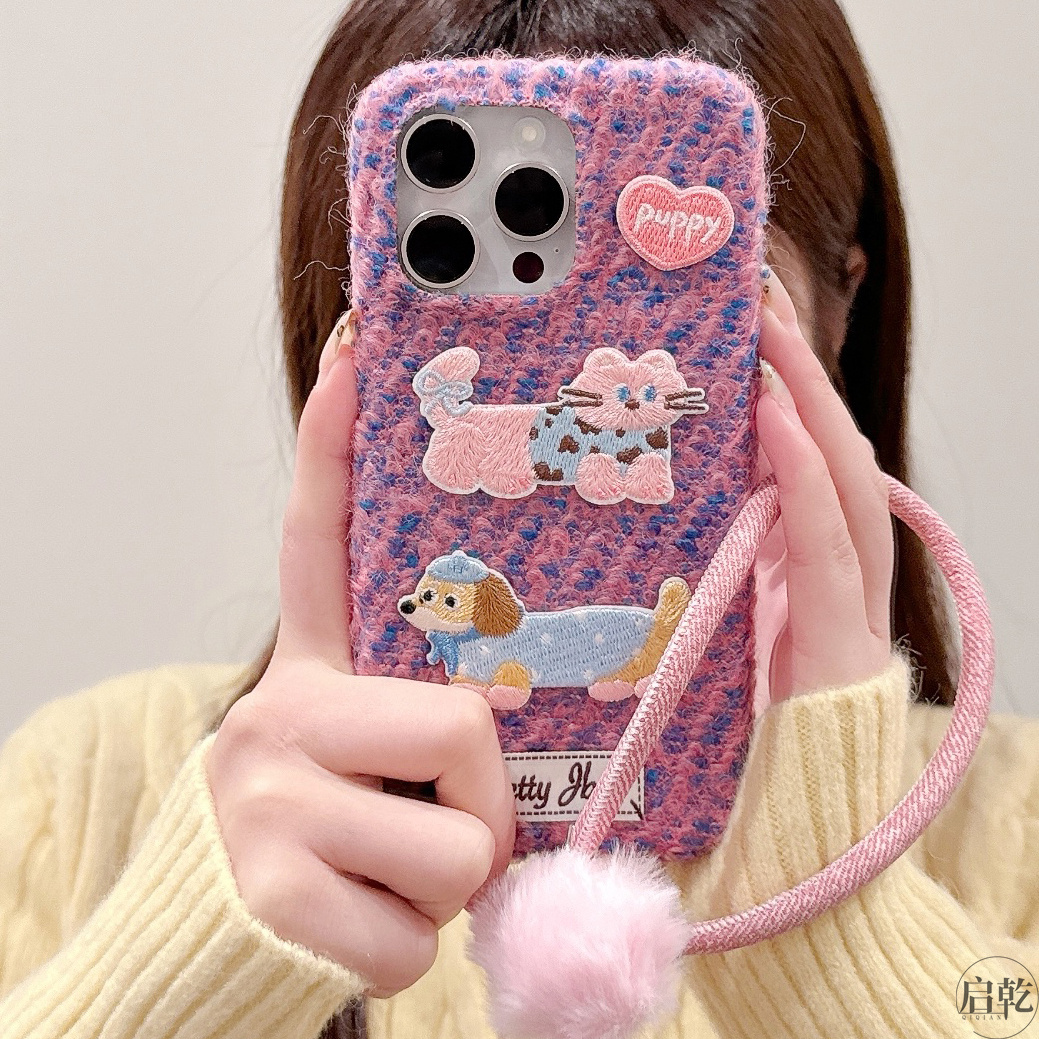 启乾 小香风刺绣猫咪腊肠狗iPhone16/15手机壳适用苹果14/13promax绒布硬壳12链条挂绳可爱卡通新款毛绒秋冬