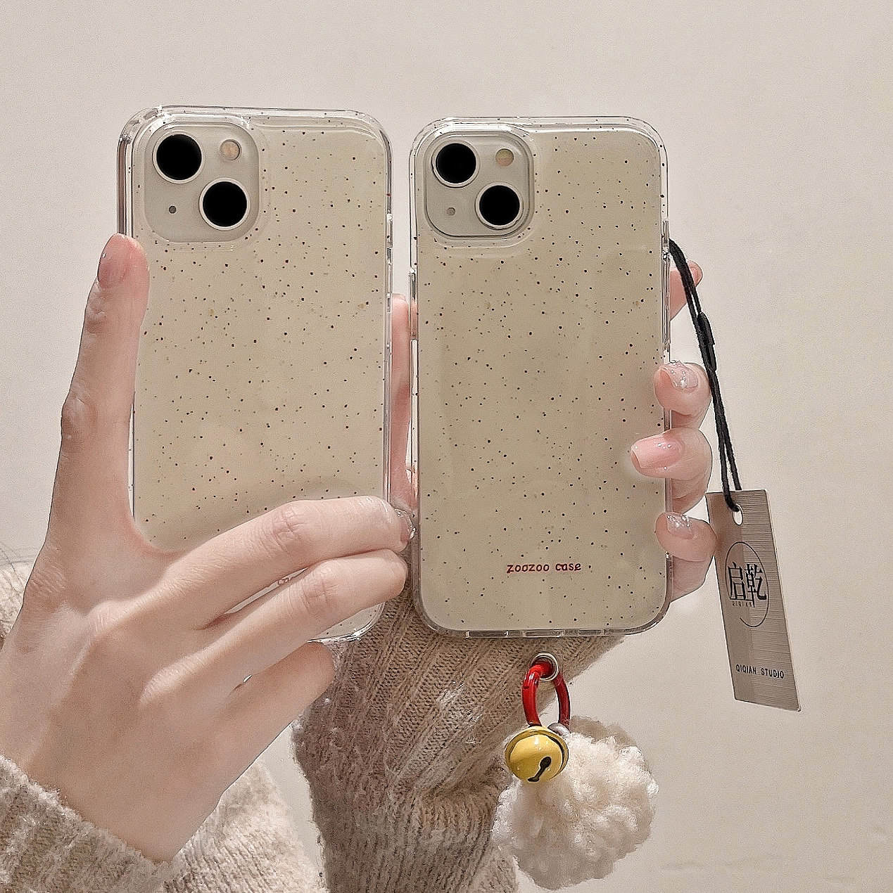 启乾 泼墨毛绒铃铛挂件iPhone16/15手机壳适用苹果14/13promax硬壳12高级感复古简约小众新款防摔秋冬新年