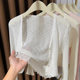 ເສື້ອຍືດຄໍ V-neck ຖັກແສ່ວບາງໆຂອງແມ່ຍິງໃນລະດູຮ້ອນທີ່ມີກະໂປງແລະແບບສູງ, ຜ້າໄຫມສີຄີມກັນແດດ blouse waistcoat ຂະຫນາດນ້ອຍ
