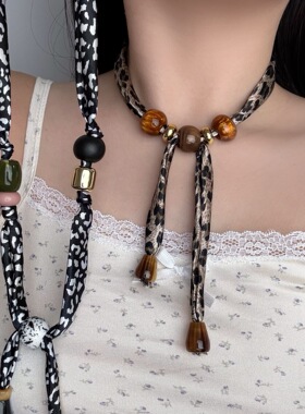 咖色美拉德豹纹爱心丝巾项链女高级感小众设计复古毛衣链串珠配饰