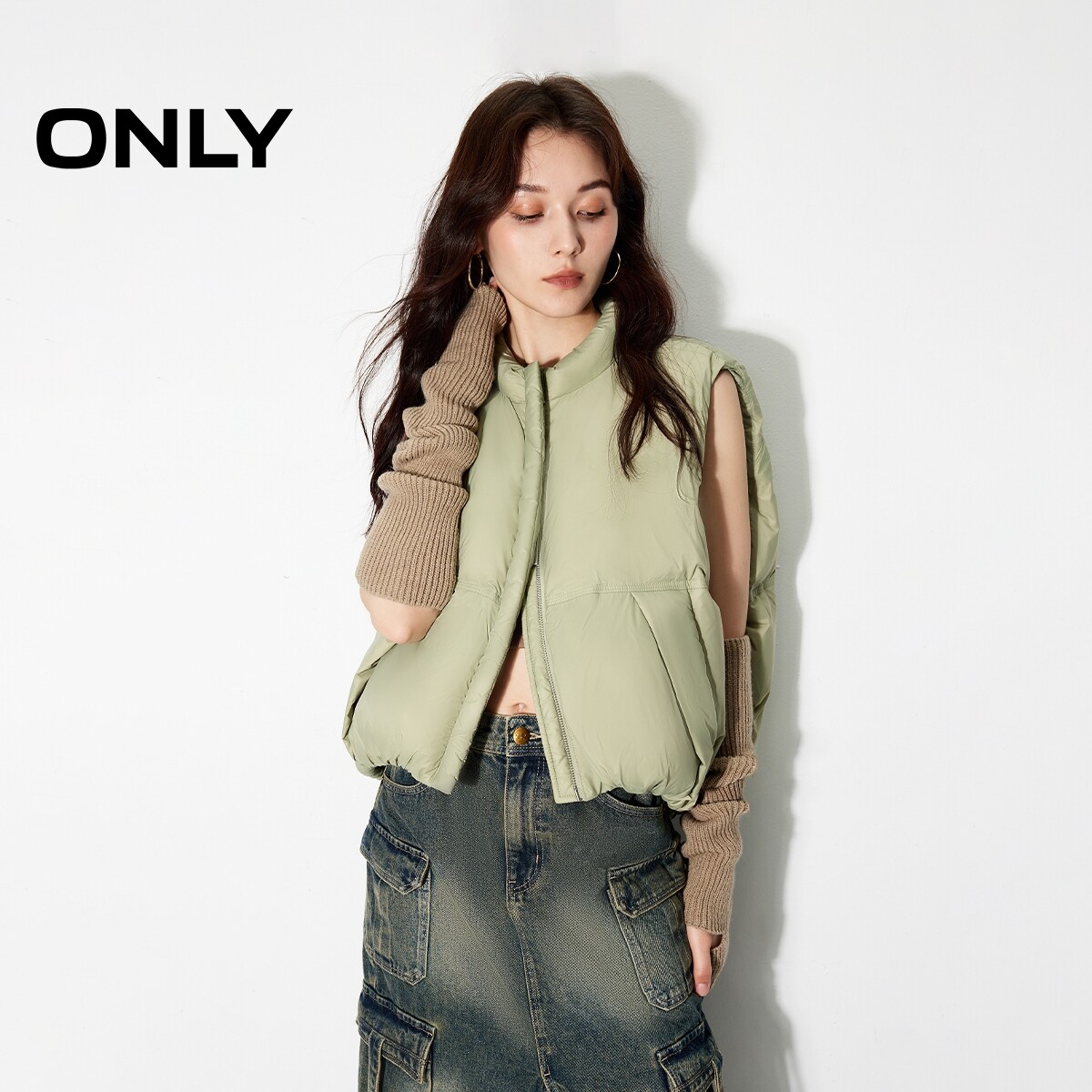 【ONLY奥莱】冬季新款潮流百搭90%白鸭绒保暖马甲羽绒服女