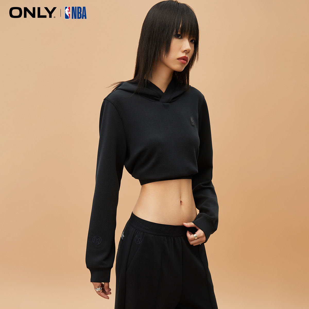 ONLY奥莱夏季NBA联名款宽松字母连帽长袖卫衣女 - 图2