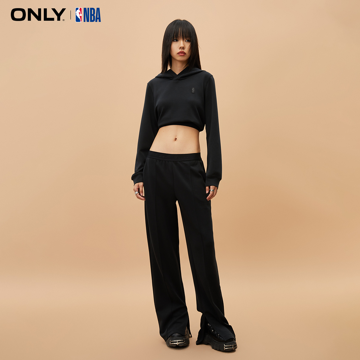 ONLY奥莱夏季NBA联名款宽松字母连帽长袖卫衣女 - 图1