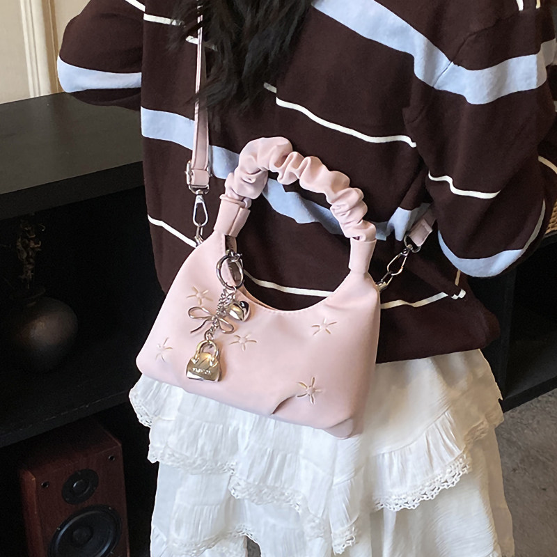 手拎时尚百搭小包包女2026新款春夏小众斜挎包超火褶皱云朵饺子包,淘宝优惠券,粉丝福利购,淘宝优惠卷