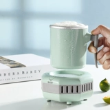 Может быть теплой и теплой чашкой, быстро нагревая охлаждающую чашку Iced Пиво холодное напиток теплый молоко кофе на рабочем столе столовой чашка