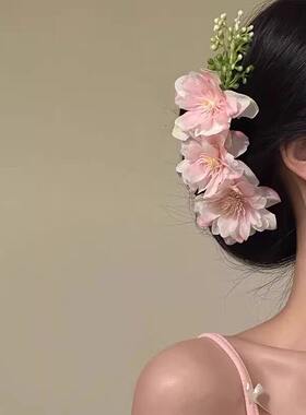 春夏粉色樱花花朵发梳氛围感盘发侧边丸子头簪花度假风2026新款