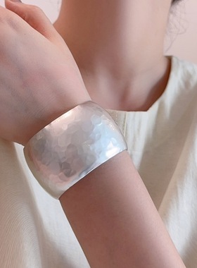 小众重工肌理感纹路质感宽版开口手镯女时髦轻奢简约百搭手环手饰