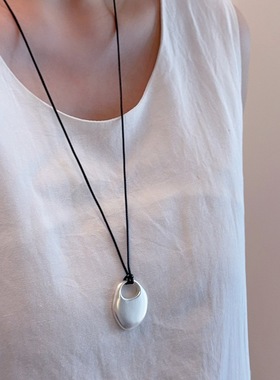 英兰同款极简哑光银色吊坠黑绳项链女长款小众高级感毛衣链锁骨链