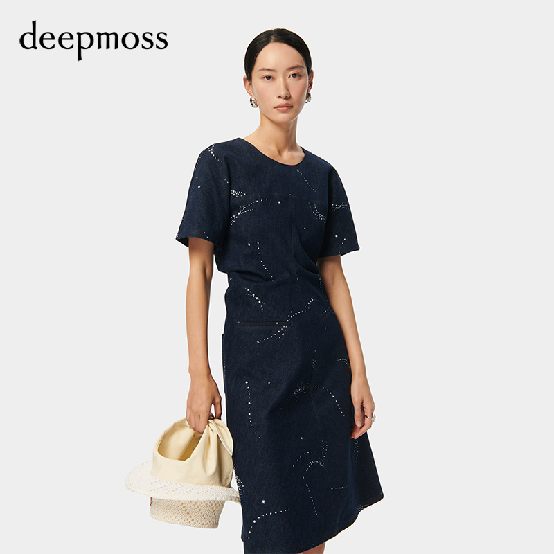 【deepmoss】2024春夏新款女装时尚气质光点褶裥收腰牛仔连衣裙 - 图0