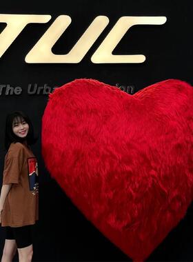 520情人节红色毛绒爱心背景板网红装饰打卡道具店铺橱窗活动布置