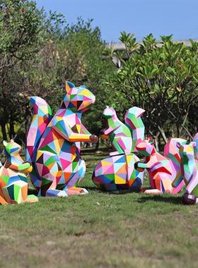玻璃钢创意彩绘松鼠幼儿游乐园几何色块动物雕塑商场小区户外摆件
