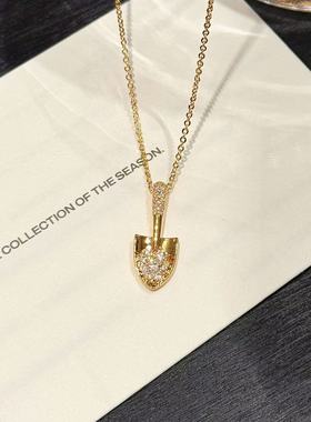 沙金饰品轻奢高级感时尚锁骨链黄金色中国风百搭锆石金铲子项链