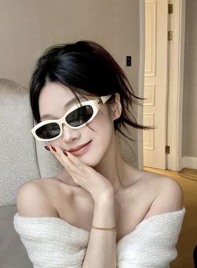 覆古太阳镜2025新款防晒白框高端太阳镜方形和圆脸在海滩拍照