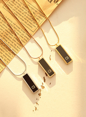 欧美黑色亚克力短款极简小吊牌项链女 钛钢镀金材质高级感锁骨链