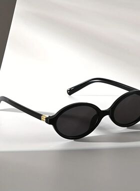 A Pair of Oval Retro PC Glasses for Men and Women with A Sma
