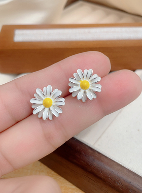 s925银针甜美森系小雏菊耳钉女韩版清新简约白色花朵耳环小巧耳饰