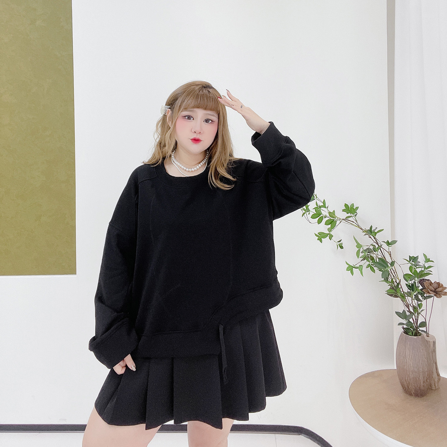 胖莹莹大码女装200斤辣妹韩系减龄设计感不规则抽绳黑色圆领卫衣,淘宝优惠券,粉丝福利购,淘宝优惠卷