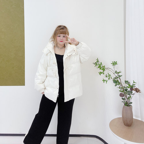 300斤胖莹大码女装韩系少女感减龄保暖加厚牛角扣连帽羽绒服外套 - 图2