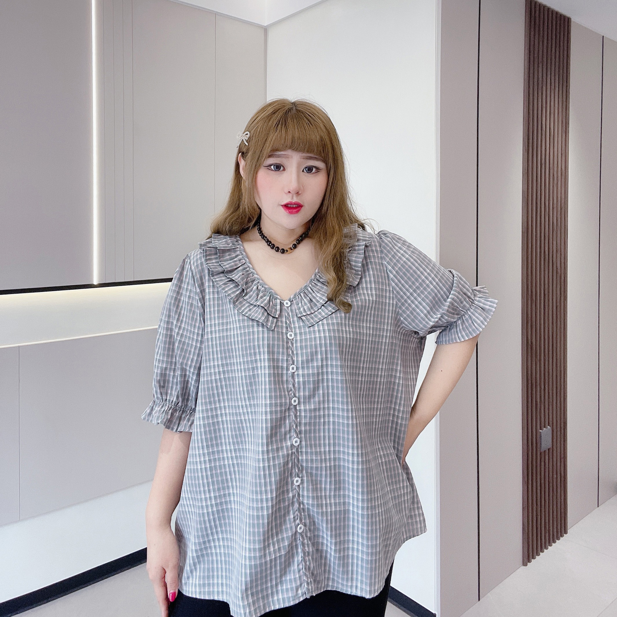 300斤胖莹莹大码女装2024夏季新款娃娃领格子短袖洋气减龄衬衫