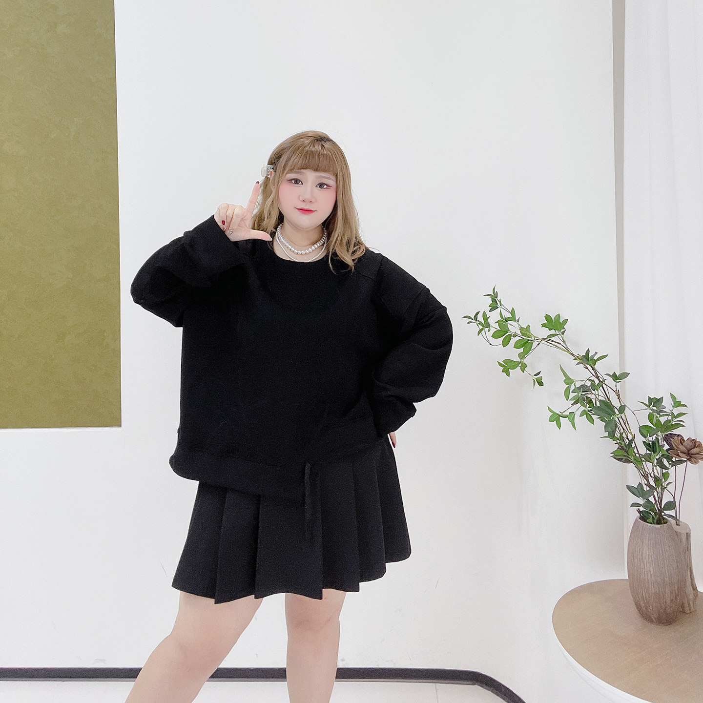 胖莹莹大码女装200斤辣妹韩系减龄设计感不规则抽绳黑色圆领卫衣,淘宝优惠券,粉丝福利购,淘宝优惠卷