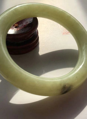 天然和田玉黄口料带聚墨青花圆条手镯