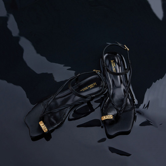 Le Murmure Vine Lace geschnitzte Sandalen