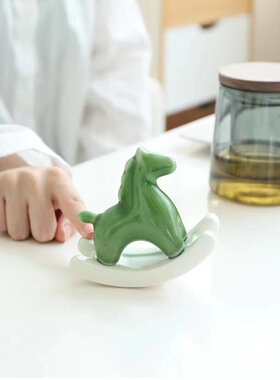 简约创意童年摇马绿马摆件家居客厅办公室装饰玄关桌面陶瓷工艺品