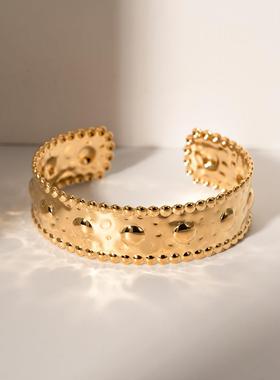 法式复古意大利蕾丝金边钛钢手环开口金色浮雕锤纹工艺不锈钢手镯