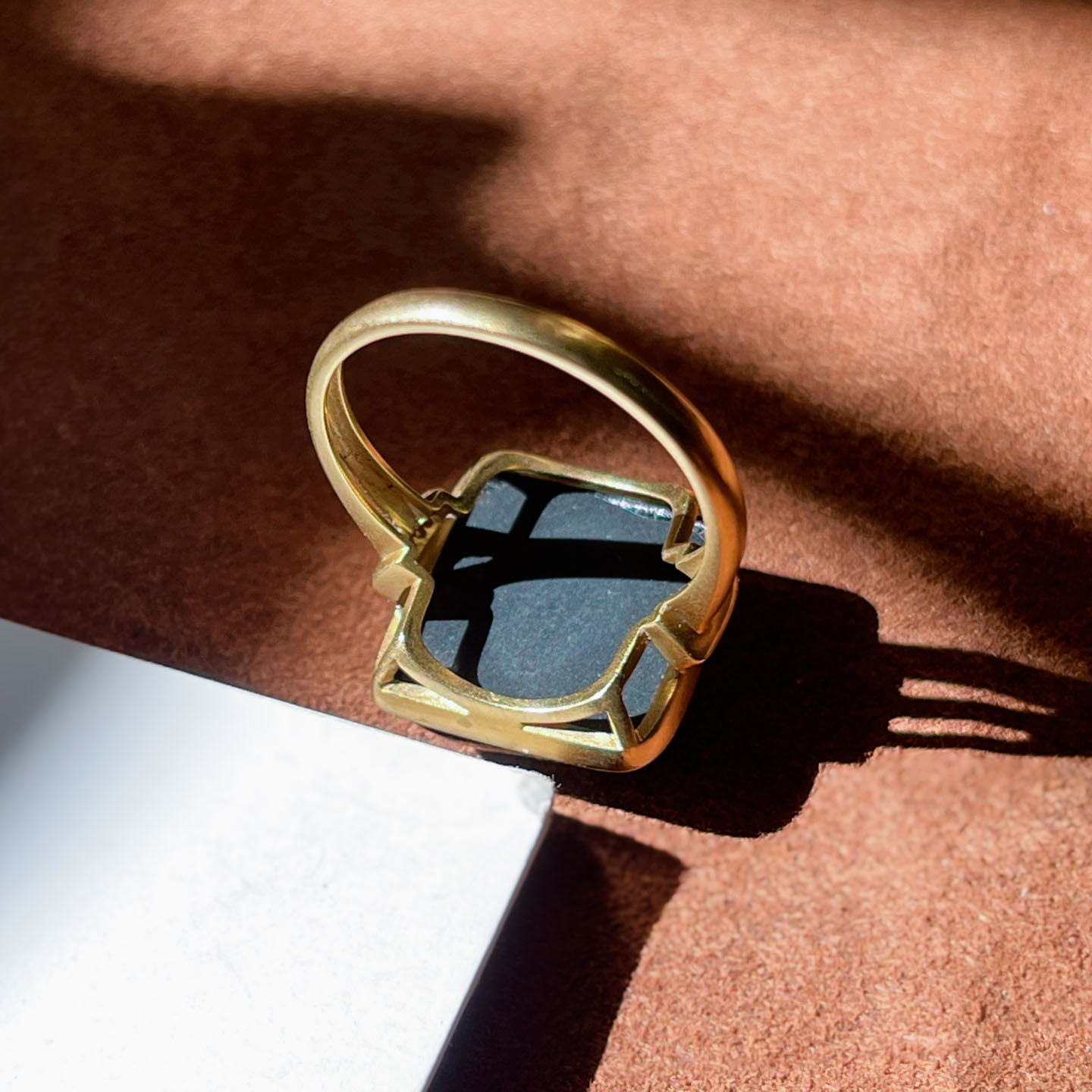 Yifang Yushe Xinjiang Hotan Yuta County black sapphire card 16mm 18k gold inlaid exquisite ring