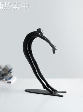 现代简约创意铸铁人物样板房装饰饰品摆件别墅酒店书房桌面摆设