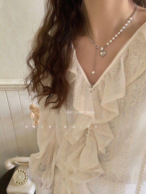 Downton’s daughter’s temperament necklace is so versatile!