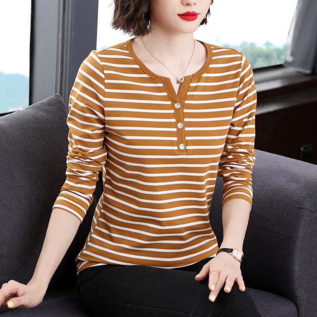 Cotton long -sleeved T -shirt women's foreign qi V -neck middle -aged and elderly women's mother clothing mother spring 2024 new striped bottom shirt