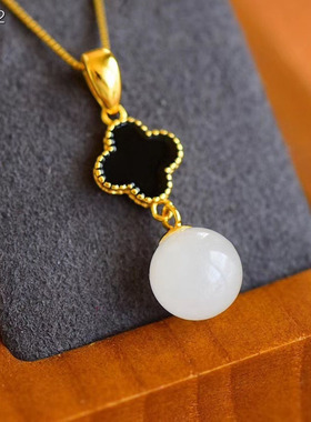 白玉四叶草时尚风附带证书吊坠