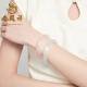 Lao Fengxiang gives his wife an ice-clear bracelet