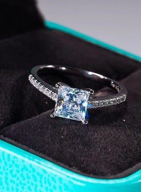 18k铂金进口D色莫桑石PT950公主方四爪方形微镶排戒轻奢气质戒指