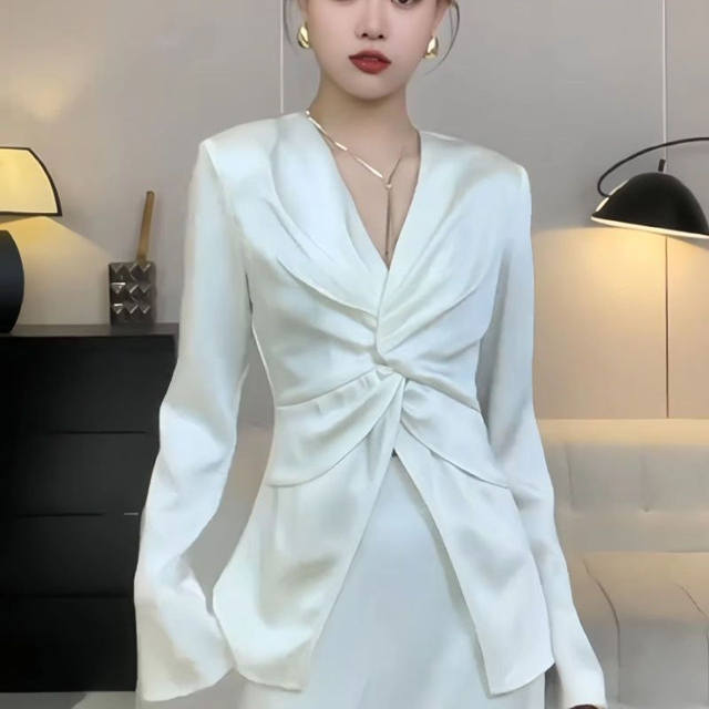 Acetate temperament fashionable long-sleeved cross 2025 black French v-neck waist slimming trumpet sleeve top with twist