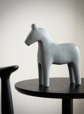 简约小马造型灰色桌面装饰摆件