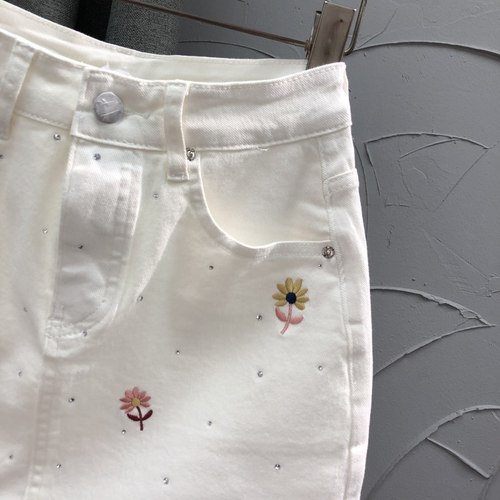 欧货白色高腰花朵刺绣牛仔短裙女夏天时尚新款百搭A字半身包臀裙 - 图0
