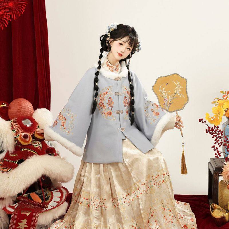 明制新款【昭昭如愿】加绒汉服女圆领刺绣毛呢短袄马面裙冬款套装,淘宝优惠券,粉丝福利购,淘宝优惠卷