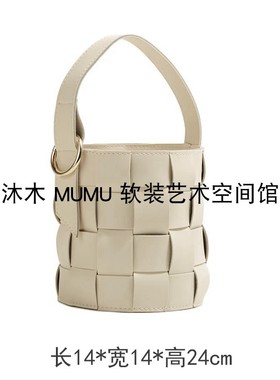 玄关衣帽间大牌包包白棕咖拼接