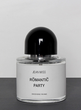 现代轻奢样板房卫生间卫浴组合摆件香薰蜡烛护手霜洗衣液托盘道具