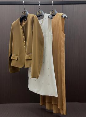 鑫园阁软装家居样板房衣帽间衣服装饰品摆件衣柜软装驼色女士衬衫