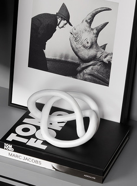 现代简约黑灰样板房衣帽间摆件软装衣柜男士西装帽子皮鞋包道具书