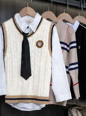 现代正装样板间儿童房男孩房衣帽间衣柜衣橱衣服鞋收纳盒软装摆件